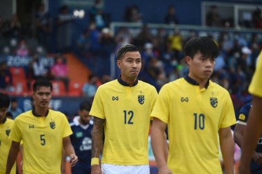 Nakhonpathom-Tayland-10 OCT 2020-Kewin deeromram # 12 Tayland futbolcusu Tayland 'daki spor okulu stadyumunda Nakhonpathom arasında oynanan dostluk maçı sırasında