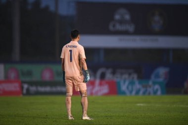 Nakhonpathom-Tayland-10 OCT 2020-Patiwat Kammai # 1 Tayland futbolcusu Tayland 'daki spor okulunun stadyumunda nakhonpathom maçında