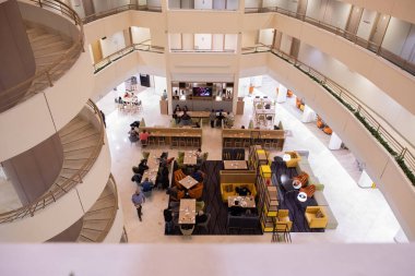 Moskova, Rusya - 30 Kasım 2018: Otel restoranında birçok insan kahvaltı yapıyor