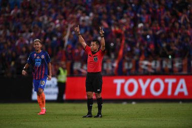 Bangkok-Tayland-15 Şubat 2020: Tayland PAT Stadyumu 'nda Nakhonratchasrima mazda Fc' ye karşı Tayland 2020 'de VAR sinyali veren Chairoeak ngamsom Hakem