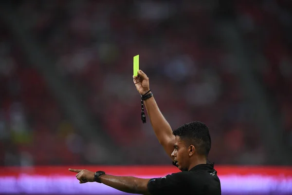 Kallang Singapore Jul 2019 Árbitro Segurando Cartão Amarelo Durante Icc2019 — Fotografia de Stock