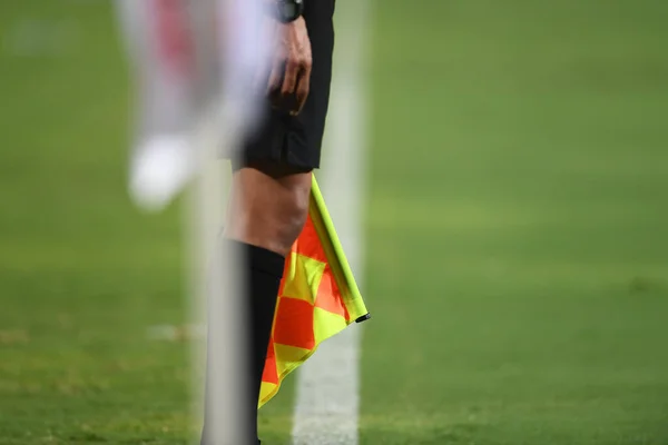 Fahne Des Schiedsrichter Assistenten Signalisiert Abseits — Stockfoto