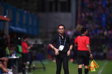 Bangkok-Tayland-15 Şubat 2020: Nakhonratchasrima mazda fc 'nin Teerasak po-on baş antrenörü Tayland' daki PAT stadyumunda Nakhonchasrima mazda fc 'ye karşı 2020 limanı arasında görev yapıyor