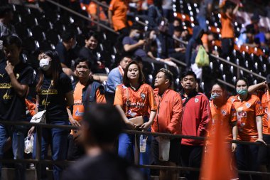 Chiangrai-Tayland-FEB 18, 2020: Birleşik Stadyum, Chiangrai, Tayland ve Tayland 'daki Pekin guoan FC' sine karşı Chiangrai utd 'ın tanımlanamayan bir hayranı.