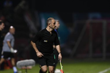 Chiangrai-Tayland-FEB 18, 2020: ALI AHMAD yardımcı hakem 2020 yılında Chiangrai utd ile Beijing guoan fc arasında Birleşik Stadyumu, Chiangrai, Tayland