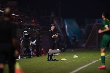 Chiangrai-Tayland-FEB 18, 2020: TANTASHEV ILGIZ yardımcı hakemleri 2020 yılında Birleşik stadyum, chiangrai, thailand 'daki Pekin guoan fc' sine karşı chiangrai utd arasında hareket halindeydi.