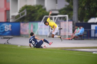Nakhonpathom-Tayland-10 OCT 2020-Kewin deeromram # 12 Tayland futbolcusu Tayland 'daki spor okulu stadyumunda Nakhonpathom arasında oynanan dostluk maçı sırasında