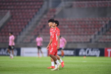 Prathumthani-Tayland-11 Nisan 2021: Pongsakorn Ağaç Sanatı # 52 Chonburi Fc FC FC FC 'nin fincanı sırasında Singa Chiangrai utd ile Thamasart Stadyumu, Tayland' daki Chonburi FC 'ye karşı oynandı.