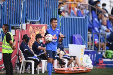 Bangkok-Tayland-20 Mar 2021-Santiphap janngom # 22 bg prathum oyuncusu BG prathum arasında Leo Stadyumu 'nda ratchaburi' ye karşı savaşıyor.