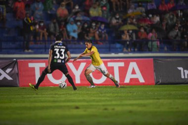 Nakhonpathom-Tayland-10 OCT 2020-Panupong polsa # 24 Tayland futbolcusu Tayland 'daki spor okulu stadyumunda nakhonpathom maçında