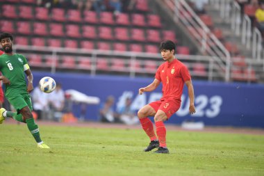 Bangkok-Tayland-18 Ocak 2020: Tayland Futbol Şampiyonası sırasında Tayland 'ın Tayland' daki Tayland Stadyumu 'nda Suudi Arabistan' a karşı oynayan Titatorn Auksornsri Oyuncu