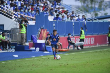 Bangkok-Tayland-20 Mar 2021-Santiphap janngom # 22 bg prathum oyuncusu BG prathum arasında Leo Stadyumu 'nda ratchaburi' ye karşı savaşıyor.