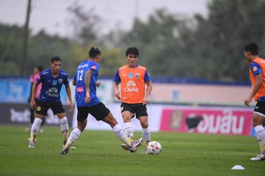 Nakhonpathom-Tayland-10 OCT 2020-Peeradol Chamratsamee # 8 Tayland futbolcusu Tayland spor okulunun stadyumunda nakhonpathom ile oynanan dostluk maçı sırasında