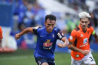 Bangkok-Tayland-20 Mar 2021-Santiphap janngom # 22 bg prathum oyuncusu BG prathum arasında Leo Stadyumu 'nda ratchaburi' ye karşı savaşıyor.