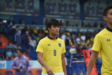 Nakhonpathom-Tayland-10 OCT 2020-Peeradol Chamratsamee # 8 Tayland futbolcusu Tayland spor okulunun stadyumunda nakhonpathom ile oynanan dostluk maçı sırasında