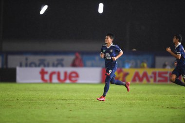 Nakhonpathom-Tayland-10 OCT 2020-Teerayut ngamlamai # 9 numaralı nakhonpathom oyuncusu Tayland spor okulundaki stadyumda nakhonpathom maçında