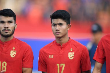 Bangkok-Tayland-18 Ocak 2020: Suudi Arabistan ile Tayland 'daki Tayland Stadyumu, Tayland' daki Suudi Arabistan maçı sırasında Suphanat meuanta Tayland 'lı futbolcu