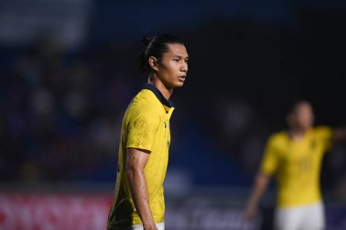 Nakhonpathom-Tayland-10 OCT 2020-Thitawee augsornsri # 2 Tayland futbolcusu Tayland Spor Okulu Stadyumu 'nda Nakhonpathom ile oynanan dostluk maçı sırasında