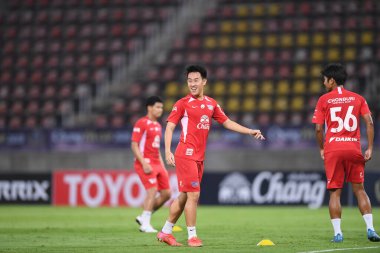 Prathumthani-Tayland-11 Nisan 2021: Worrachit kanitsribampen # 8 Chonburi fc 'un 8. Oyuncusu, singha chiangrai utd arasında Thamasart Stadyumu' ndaki Chonburi Fc 'ye karşı oynuyordu.