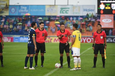 Nakhonpathom-Tayland-10 OCT 2020-Hakem, Tayland Spor Okulu Stadyumu 'nda Nakhonpathom ve Nakhonpathom arasında oynanan dostluk maçı sırasında