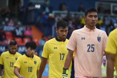 Nakhonpathom-Tayland-10 OCT 2020-Arthit Boodjinda # 17 Tayland futbolcusu Tayland ile Tayland spor okulunun stadyumunda oynanan dostluk maçı sırasında