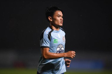 Nakhonpathom-Tayland-10 OCT 2020-Teerayut ngamlamai # 9 numaralı nakhonpathom oyuncusu Tayland spor okulundaki stadyumda nakhonpathom maçında