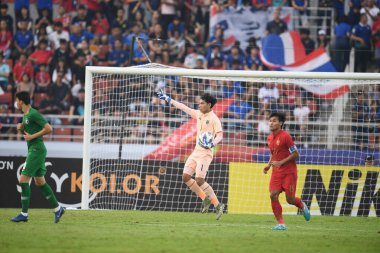 Bangkok-Tayland-18 Ocak 2020: Tayland sahasında Tayland ile Tayland sahasında Suudi Arabistan arasındaki 2020 şampiyonasında Korrapat nareechan Tayland futbolcusu