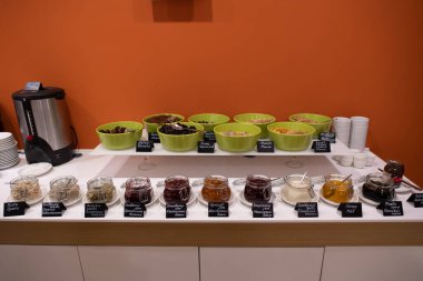 Moskova, Rusya - 30 Kasım 2018: Sabahları lüks bir otelde kahvaltı büfesi