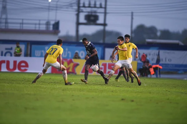 Nakhonpathom Thailand Oct 2020 Leslie Ablorh Jogador Nakhonpathom Ação Durante — Fotografia de Stock