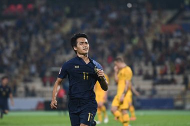Bangkok-Tayland-11 Ocak 2020: Tayland 'daki Rajamankala Stadyumu' nda Tayland ile Avustralya maçı arasında 2020 yılındaki AFC U23 şampiyonasında Arnon amornlerdsak oyuncusu
