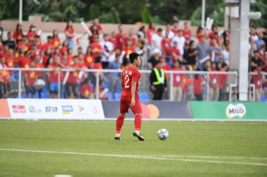 Laguna-Philippine-5 Aralık 2019: SEAGAMES 2019 sırasında Thanh Thinh Do # 2 Vietnamlı oyuncu Tayland ile Vietnam arasındaki Binan futbol stadyumu, Filipinler