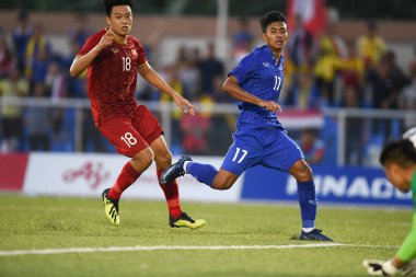 Laguna-Filipin-5 Aralık 2019: Tayland Futbol Stadyumu, Filipin 'de Vietnam' a karşı SEAGAMES 2019 sırasında Suphanat Mueanta # 17 Tayland Oyuncusu