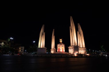 Bangkok-Tayland-27 Mayıs 2020: Bangkok, Tayland 'da akşam saatlerinde Demokrasi Anıtı