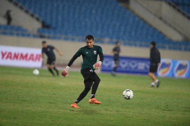 Hanoi-Vietnam-18 Kasım 2019: Tayland Chatchai Budprom Oyuncusu Fifa Dünya Kupası 2022 'den önceki resmi eğitim sırasında Vietnam' a karşı benim dinh stadyumumda, Vietnam 'da