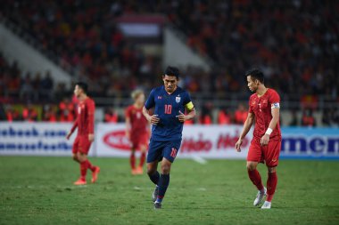 Hanoi-Vietnam-19 Kasım 2019: Fifa Dünya Kupası Katarı sırasında Vietnam 'a karşı Vietnam' daki Dinh Stadyumu 'nda Teerasil dangda Player of thailand
