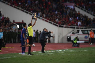 Hanoi-Vietnam-19 Kasım 2019: Fifa Dünya Kupası Katar 2022 'de Vietnam' a karşı Vietnam 'daki Dinh Stadyumumda Park hang seo baş antrenörü