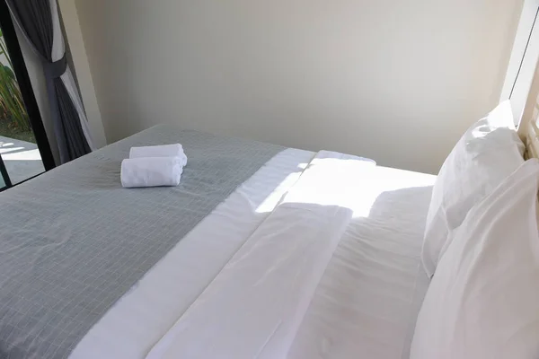 Чисті Рушники Ліжку Готельному Номері — стокове фото