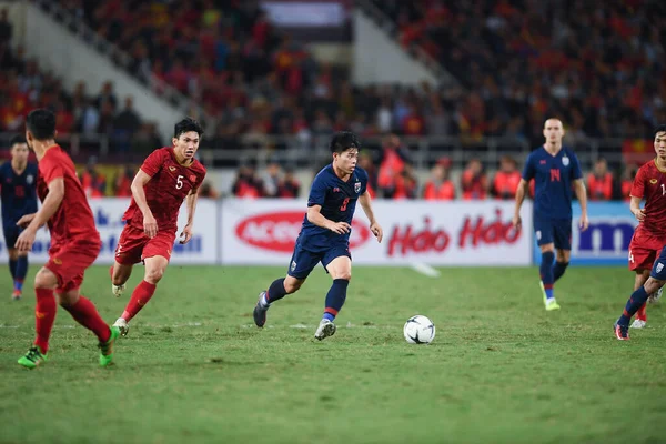 Hanoi-Vietnam-19 Kasım 2019: Eakkanit Panya Tayland Oyuncusu Fifa Dünya Kupası Katarı 2022 'de Vietnam' a karşı benim dinh stadyumumda