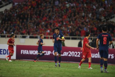 Hanoi-Vietnam-19 Kasım 2019: Fifa Dünya Kupası Katarı sırasında Vietnam 'a karşı Vietnam' daki Dinh Stadyumu 'nda Teerasil dangda Player of thailand