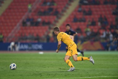 Bangkok-Tayland-11 Ocak 2020: Alex gersbach # 3 Avustralya futbolcusu AFC U23 şampiyonasında attığı gol için tebrik ediyor.