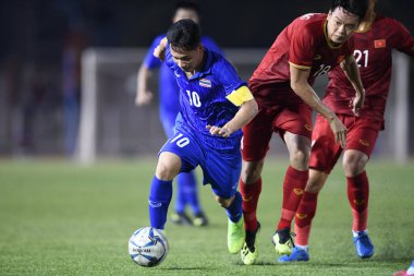 Hanoi-Vietnam-19 Kasım 2019: Fifa Dünya Kupası Katarı sırasında Supachok sarachat oyuncusu Vietnam 'daki Dinh Stadyumumda Vietnam' a karşı