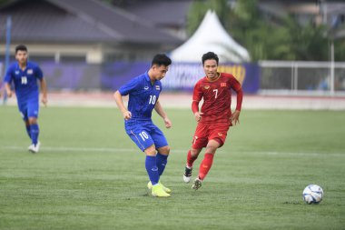 Hanoi-Vietnam-19 Kasım 2019: Fifa Dünya Kupası Katarı sırasında Supachok sarachat oyuncusu Vietnam 'daki Dinh Stadyumumda Vietnam' a karşı