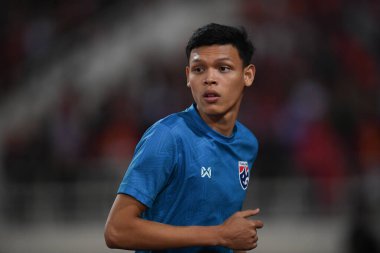 Hanoi-Vietnam-19 Kasım 2019: Supachai, Fifa Dünya Kupası Katar 2022 'de Vietnam' a karşı Vietnam 'daki Dinh Stadyumu' nda Tayland 'ın Oyuncusunu yendi