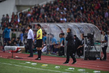 Hanoi-Vietnam-19 Kasım 2019: Fifa Dünya Kupası Katar 2022 'de Vietnam' a karşı Vietnam 'daki Dinh Stadyumumda Park hang seo baş antrenörü