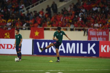 Hanoi-Vietnam-19 Kasım 2019: Fifa Dünya Kupası Katarı sırasında Vietnam 'a karşı Vietnam' daki Dinh Stadyumu 'nda Teerasil dangda Player of thailand
