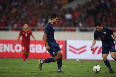 Hanoi-Vietnam-19 Kasım 2019: Fifa Dünya Kupası Katarı sırasında Vietnam 'a karşı Vietnam' daki Dinh Stadyumu 'nda Teerasil dangda Player of thailand
