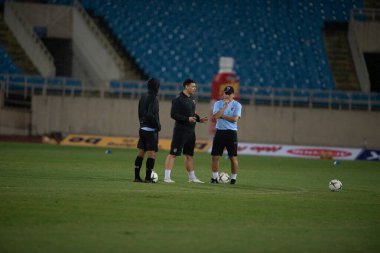 Hanoi-Vietnam-18 Kasım 2019: Fifa Dünya Kupası Katar 2022 'den önce Vietnam' a karşı Vietnam 'daki Dinh Stadyumumda yapılan resmi eğitim sırasında Tayland personeli