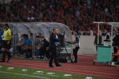 Hanoi-Vietnam-19 Kasım 2019: Fifa Dünya Kupası Katar 2022 'de Vietnam' a karşı Vietnam 'daki Dinh Stadyumumda Park hang seo baş antrenörü