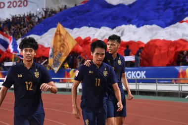 Bangkok-Tayland-11 Ocak 2020: AFC U23 Şampiyonası 2020 'de Tayland ile Avustralya arasındaki Rajamankala Stadyumu' nda oynanan karşılaşmada gol atan Tayland 'lı futbolcu.