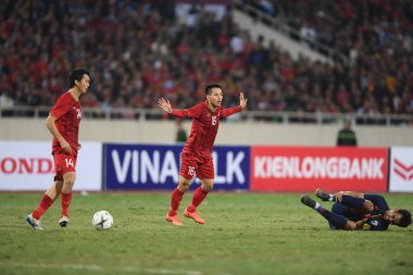 Hanoi-Vietnam-19 Kasım 2019: Hung dung do # 16 Vietnamlı oyuncu Fifa Dünya Kupası Katarı 2022 'de Vietnam' a karşı benim dinh stadyumumda